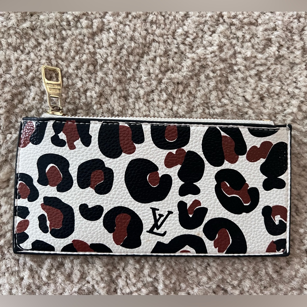 Not real, Louis Vuitton pouch with zipper